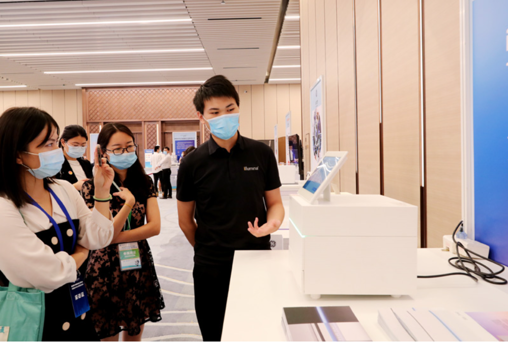 第四屆進(jìn)博會(huì )食品及農產(chǎn)品展區、醫療器械及醫藥保健展區展前供需對接會(huì )的工作人員在介紹一臺測序儀展品